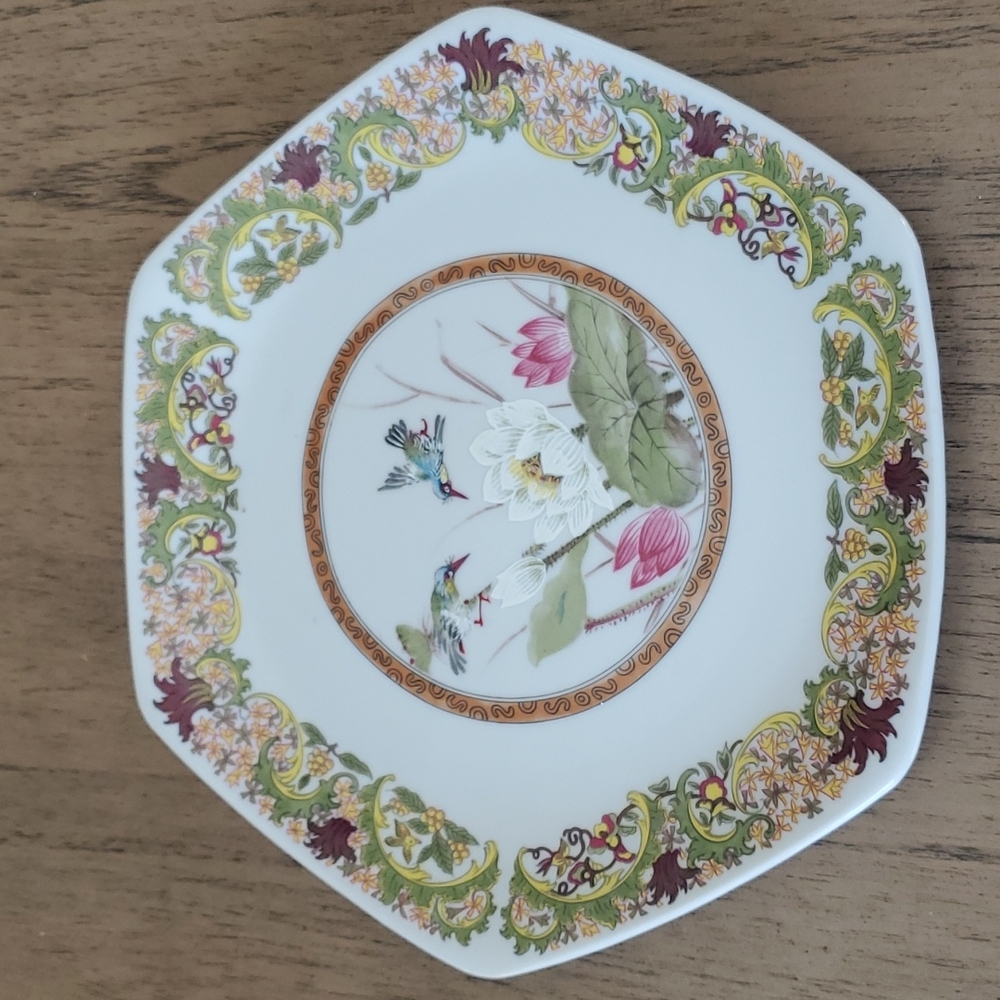 8 1/4" Toyo Ming Lotus plate Japan.